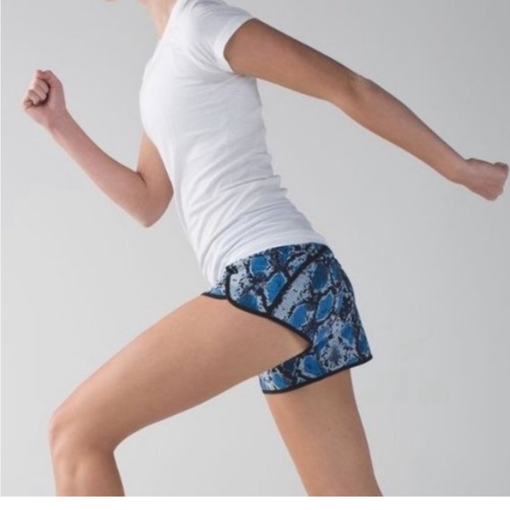Lululemon Athletic Run speed shorts blue snake print Stretch Women Size 4